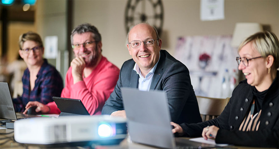 le-saupont-equipe-bandeau Etienne le directeur est autour d'une table en présence d'autres collaborateurs des Ateliers du Saupont
