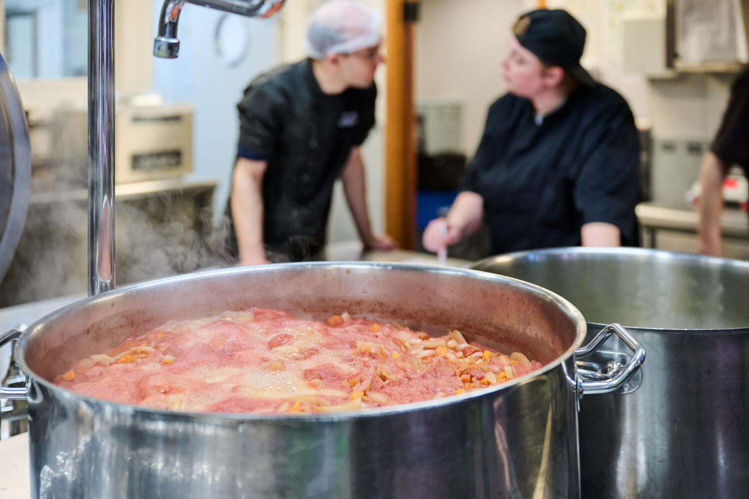 Table des Ateliers Cuisiniers préparant de la soupe